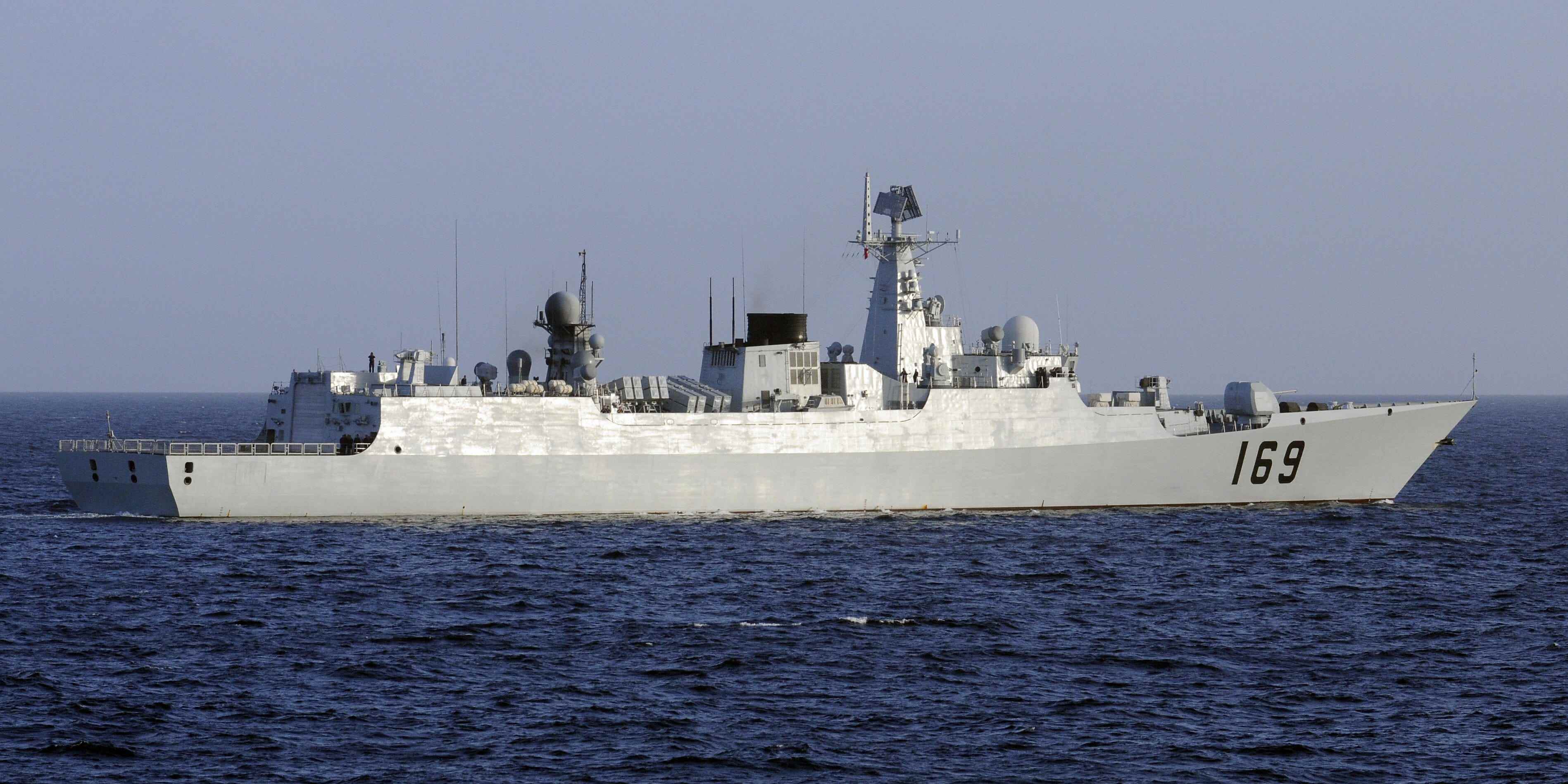 Der chinesische Zerstörer DDG-169 Wuhan ist am 7. Januar 2009 von der französischen Fregatte Le Floreal aus abgebildet.