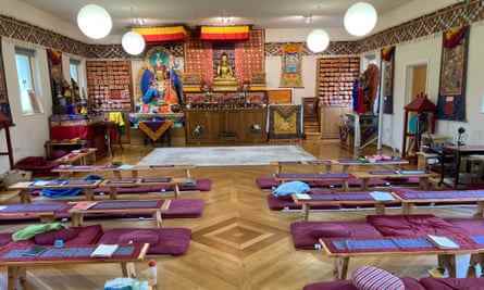 Fußmatten, Meditationskissen und buddhistische Statuen mit Blattgold in der umgebauten Scheune des Tibetan Buddhist Centre
