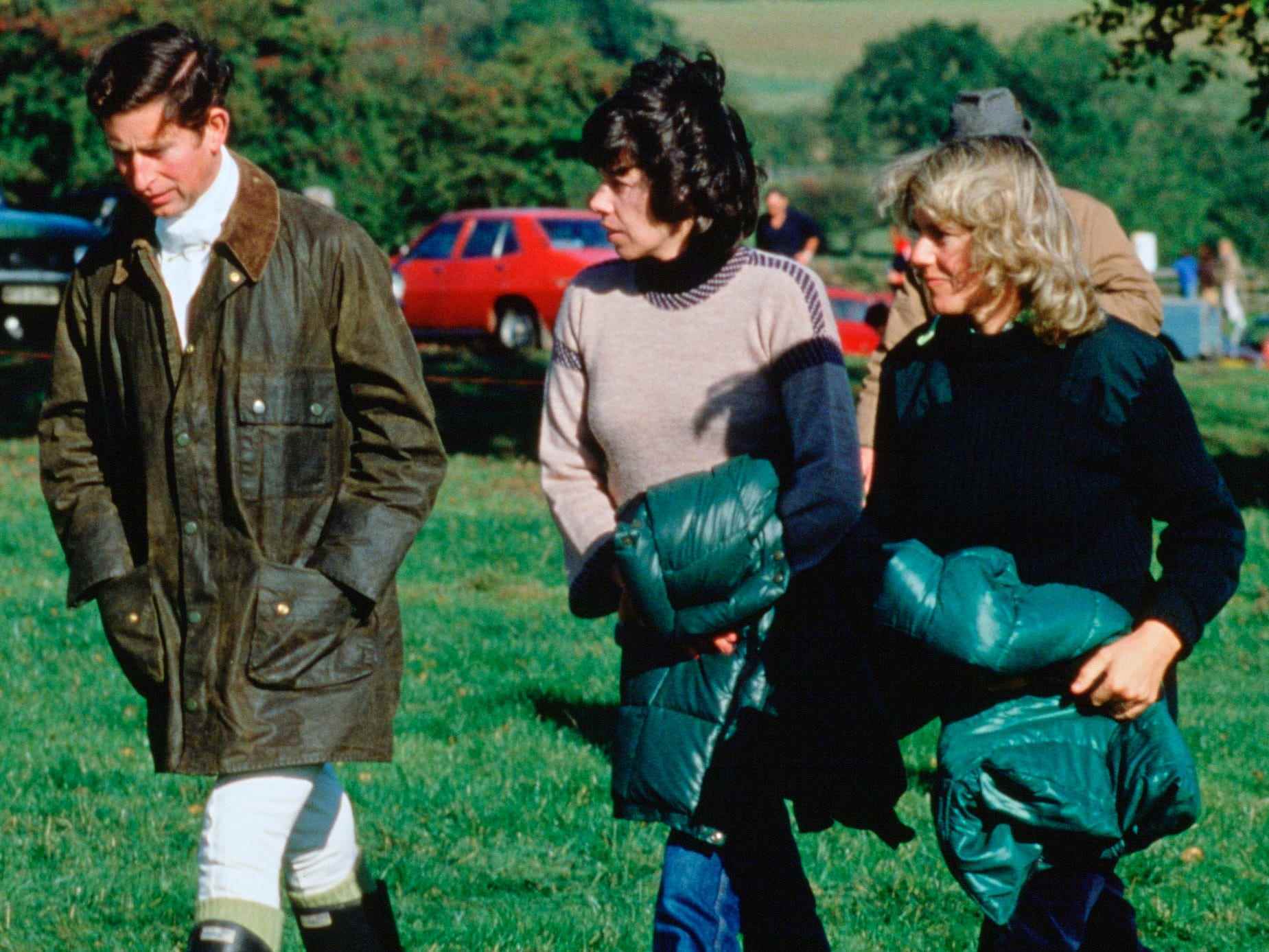 König Charles III geht 1979 mit Lady Sarah Keswick und Camilla Parker Bowles spazieren.