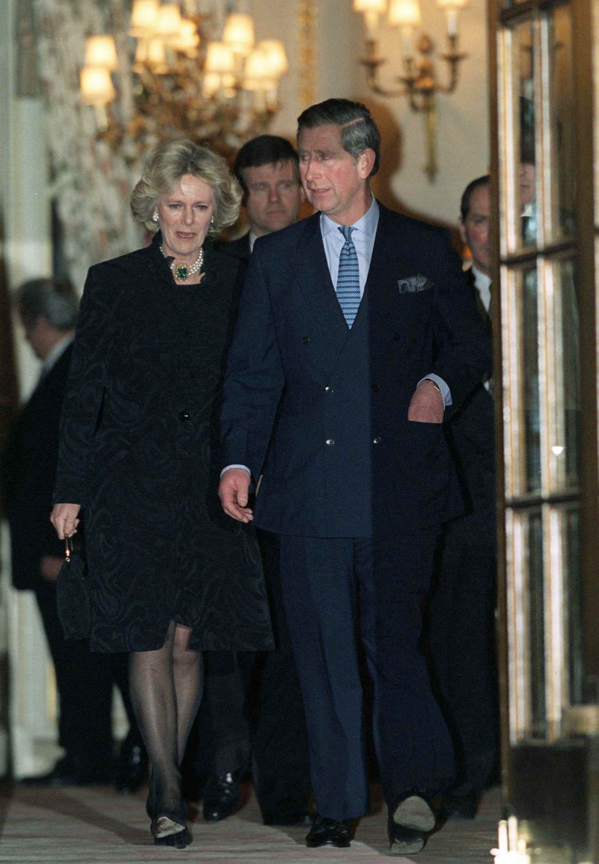 Camilla, Queen Consort und King Charles III im The Ritz Hotel in London im Jahr 1999.