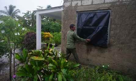Der Bauer Cito Braga bringt vor der Ankunft des Hurrikans Ian Plastik an einem Fenster seines Hauses in Coloma, Kuba, an