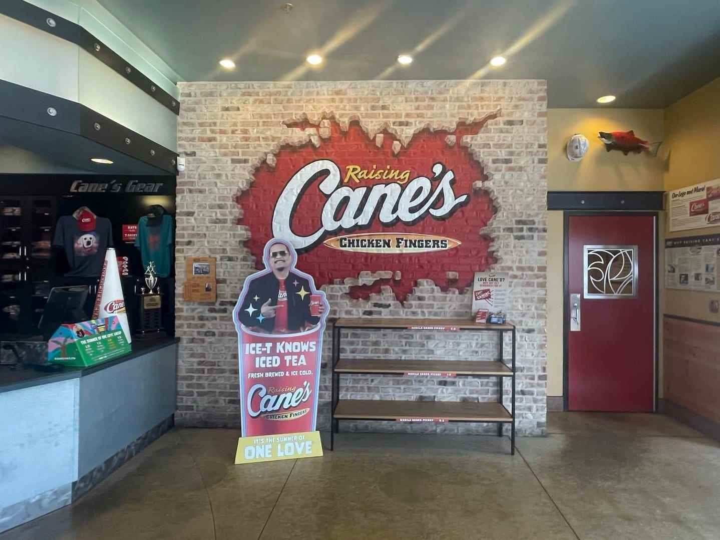 Innenraum von Raising Cane's mit einem Ausschnitt von Ice-T nach Register