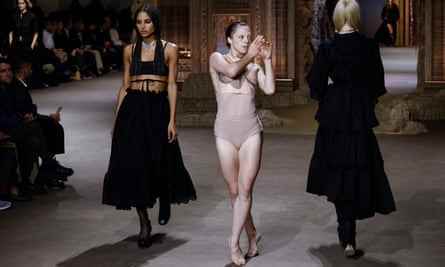 Eine Tänzerin tritt auf, während Models Kreationen aus der Kollektion von Maria Grazia Chiuri für Dior präsentieren.