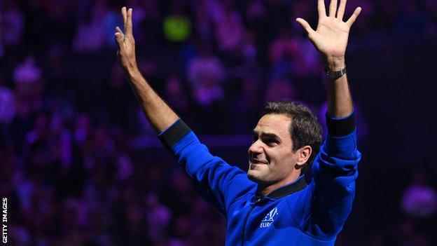 Roger Federer winkt nach dem letzten Match seiner Karriere beim Laver Cup zum Abschied