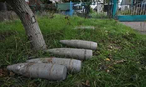 Auf dem Boden liegende Artilleriegranaten im kürzlich befreiten Dorf Vysokopillya in der Region Cherson