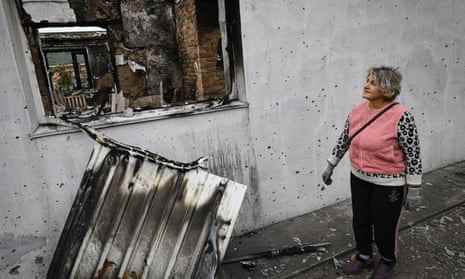Valentyna Zgonyk-Safonova, 50, blickt auf ihr zerstörtes Haus
