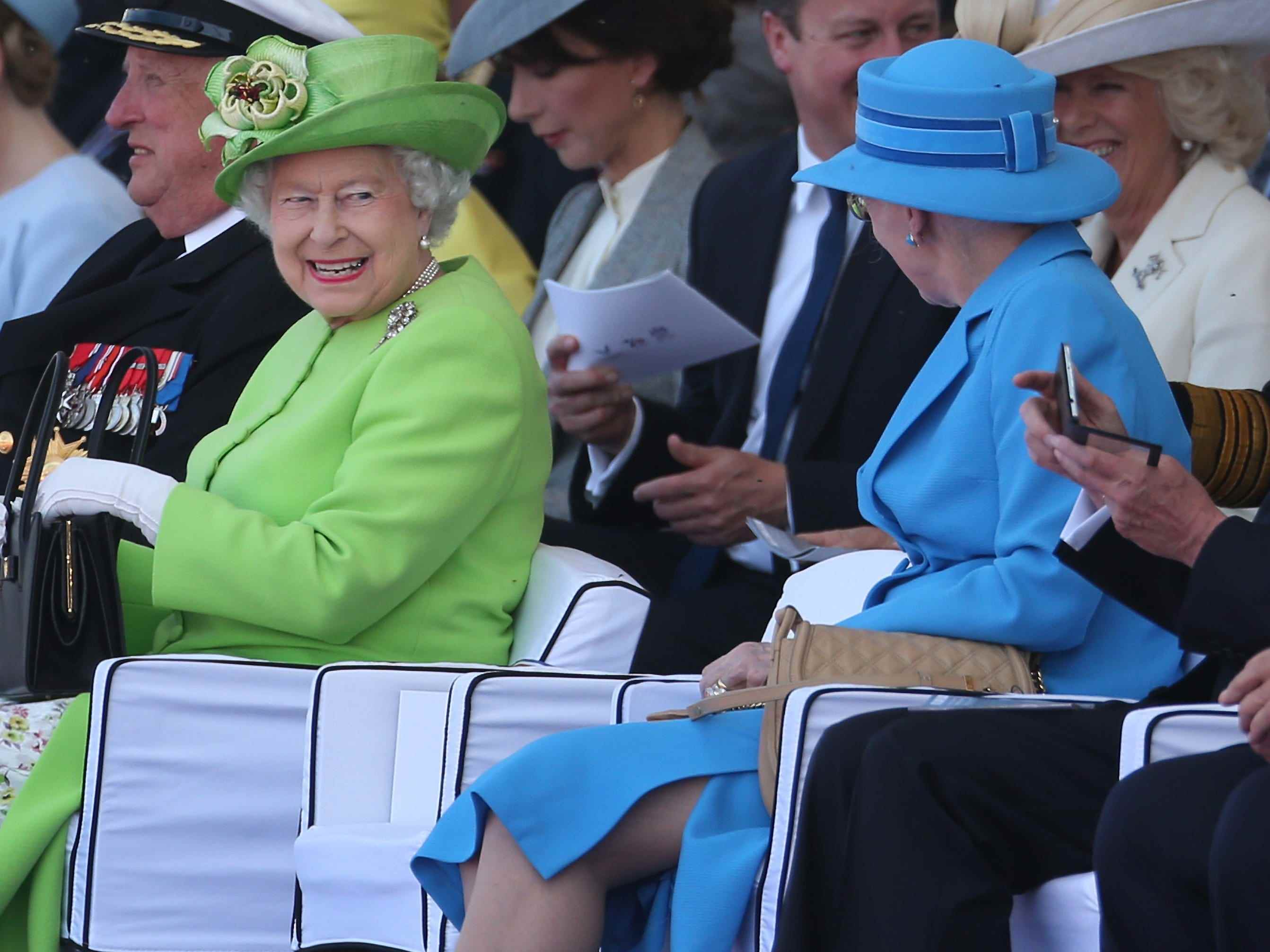 Königin Elizabeth II. (L) lächelt Königin Margrethe II. von Dänemark während der internationalen Zeremonie am Sword Beach zum Gedenken an den 70. Jahrestag der D-Day-Invasion am 6. Juni 2014 in Ouistreham, Frankreich.