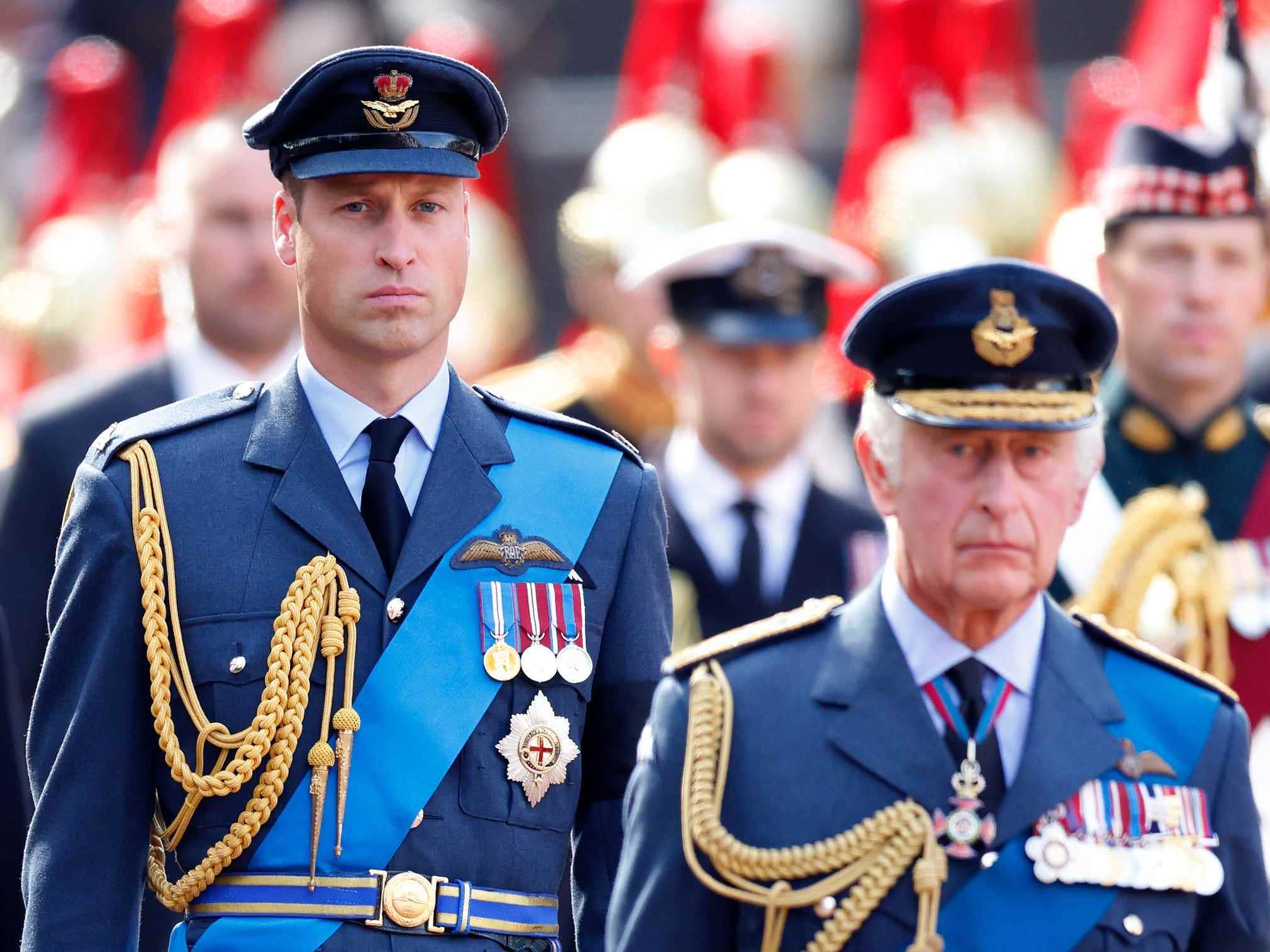 Prinz William, Prinz von Wales und König Charles III. gehen hinter dem Sarg von Königin Elizabeth II. her, während er auf einer Lafette zur Westminster Hall transportiert wird.