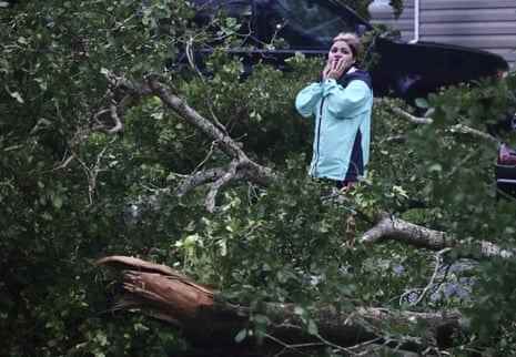 Zuram Rodriguez begutachtet am Mittwochmorgen die Schäden rund um ihr Wohnmobil in Davie, in der Nähe von Fort Lauderdale, Florida.