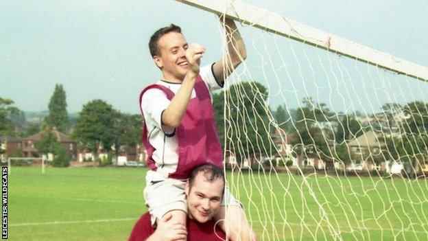 Zwei Spieler der Leicester Wildecats befestigen ein Fußballnetz an einem Torrahmen