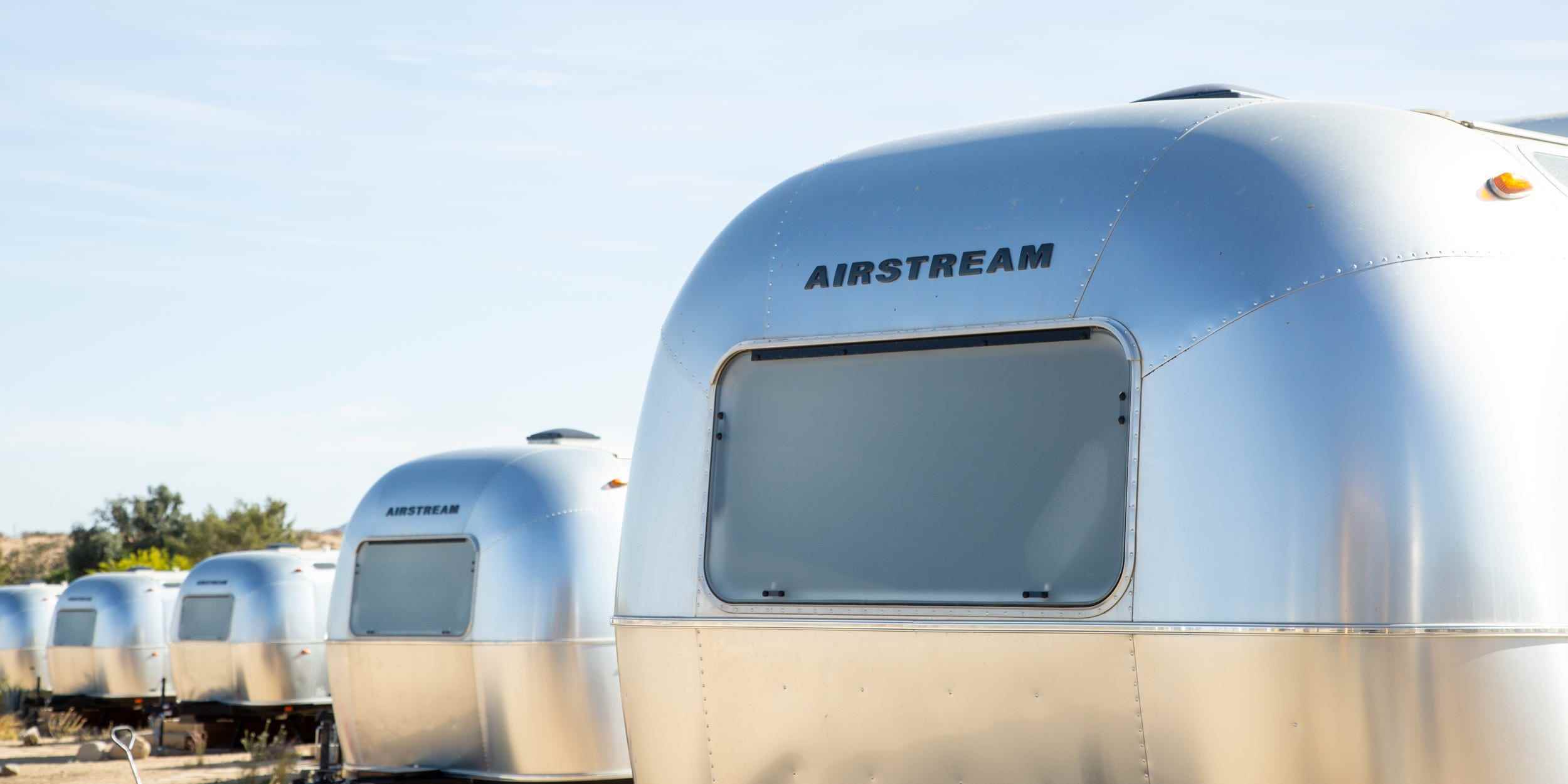 Eine Reihe von Airstream-Anhängern am Standort Joshua Tree von Autocamp.