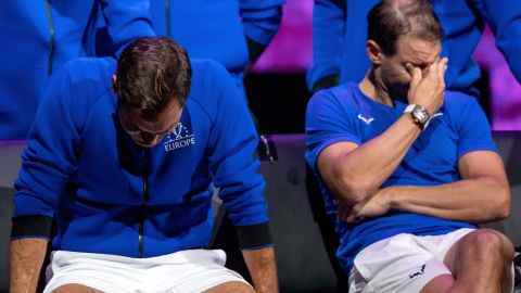 Federer (links) und Nadal sehen sich nach ihrem Doppelspiel beim Laver Cup eine Videomontage an. 