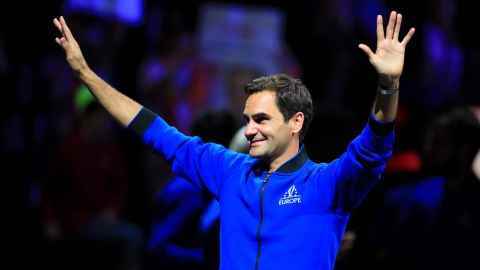 Federer winkt beim Laver Cup in London der Menge zu. 
