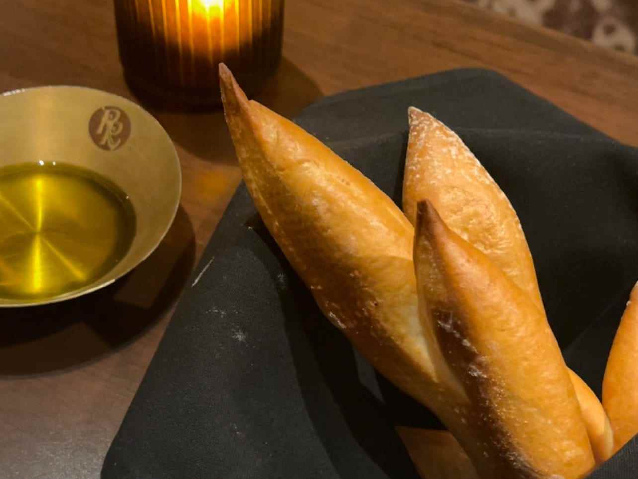 Brotkorb mit Olivenöl auf dem Tisch