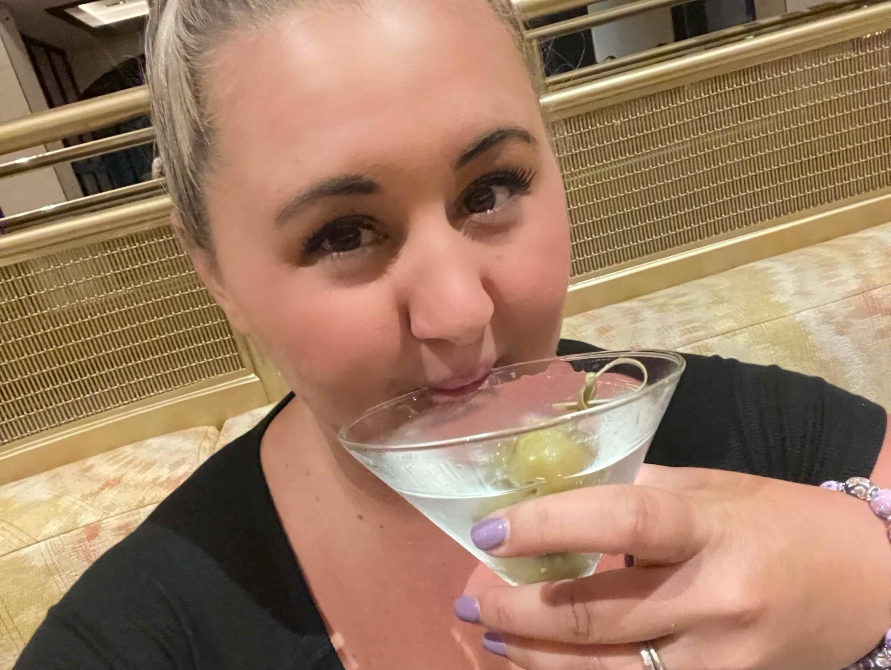 Selfie des Schriftstellers, der einen Martini trinkt