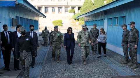 US-Vizepräsidentin Kamala Harris geht am 29. September in Panmunjom, Südkorea, auf die Demarkationslinie in der entmilitarisierten Zone zu, die die beiden Koreas trennt.