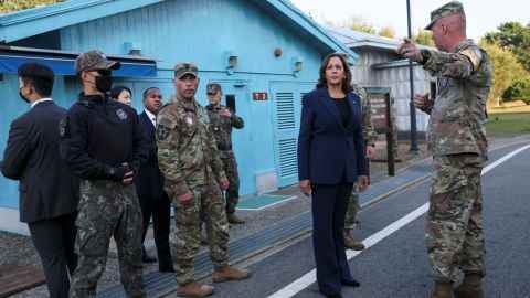 US-Vizepräsidentin Kamala Harris steht am 29. September in Panmunjom, Südkorea, neben der Demarkationslinie in der entmilitarisierten Zone, die die beiden Koreas trennt.