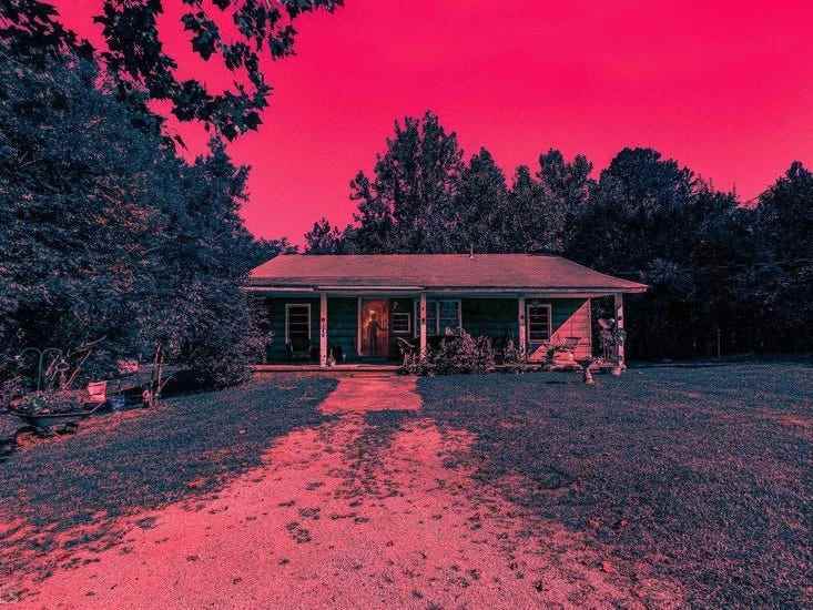 the byeres house von stranger things, fotografiert und beleuchtet in magenta und rot
