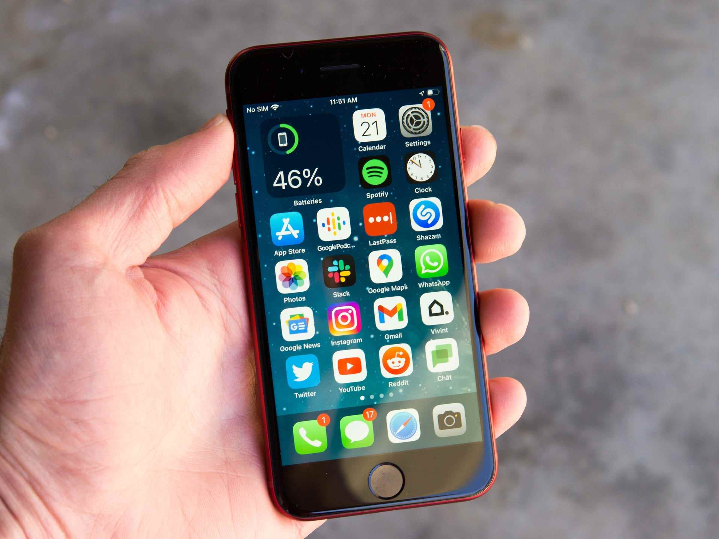 Das rote 2022er iPhone SE in der Hand des Autors zeigt den Startbildschirm mit App-Icons.