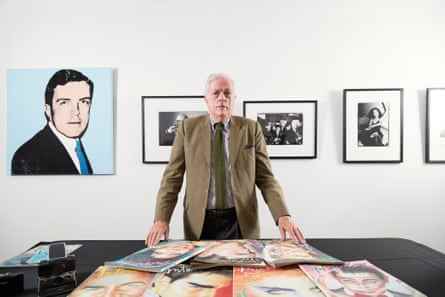 Henry Gillespie mit Andy Warhols Porträt von ihm im Hintergrund