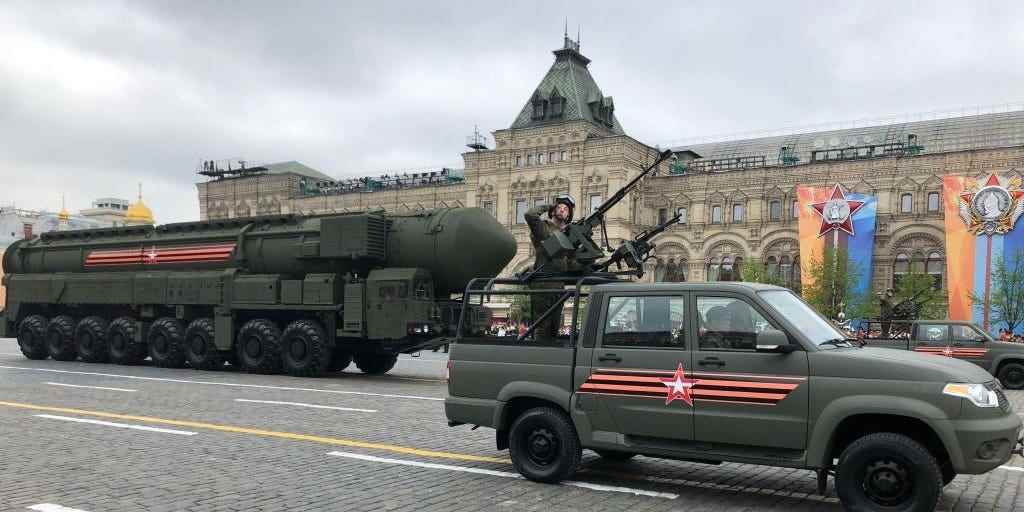 Russische Yars-Atomraketen auf mobilen Trägerraketen rollen während der Militärparade zum Tag des Sieges am 6. Mai 2018 in Moskau, Russland, über den Roten Platz