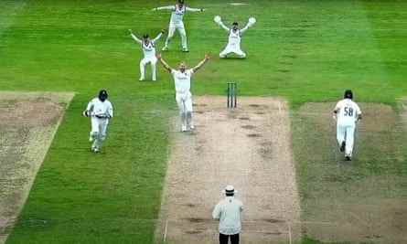 Liam Norwell und seine Teamkollegen aus Warwickshire feiern sein neuntes Wicket 