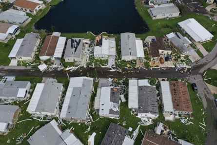 Luftaufnahme von beschädigten Häusern in Punta Gorda, nachdem Hurrikan Ian durch die Golfküste von Florida zog.