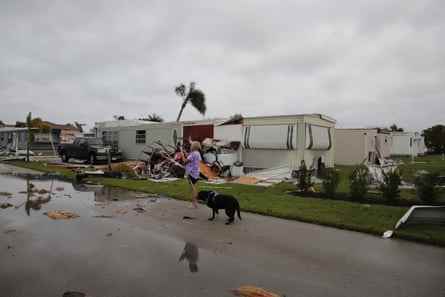 Ein Bewohner eines Wohnwagenparks überprüft am Donnerstag, einen Tag nachdem der Hurrikan Ian auf Land traf, Häuser in Fort Myers, Florida.
