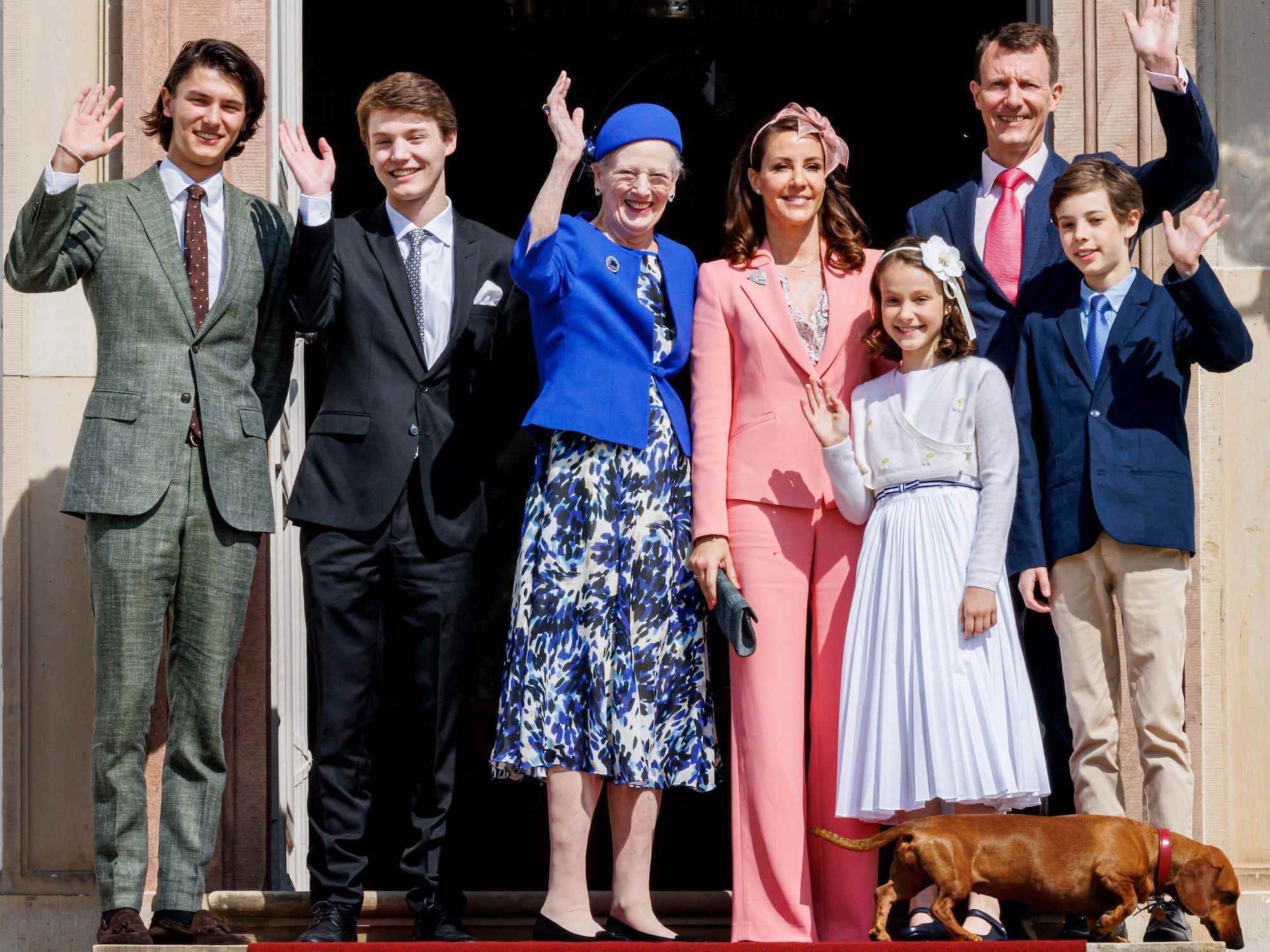Königin Margarethe mit Prinz Joachim und seinen Kindern.