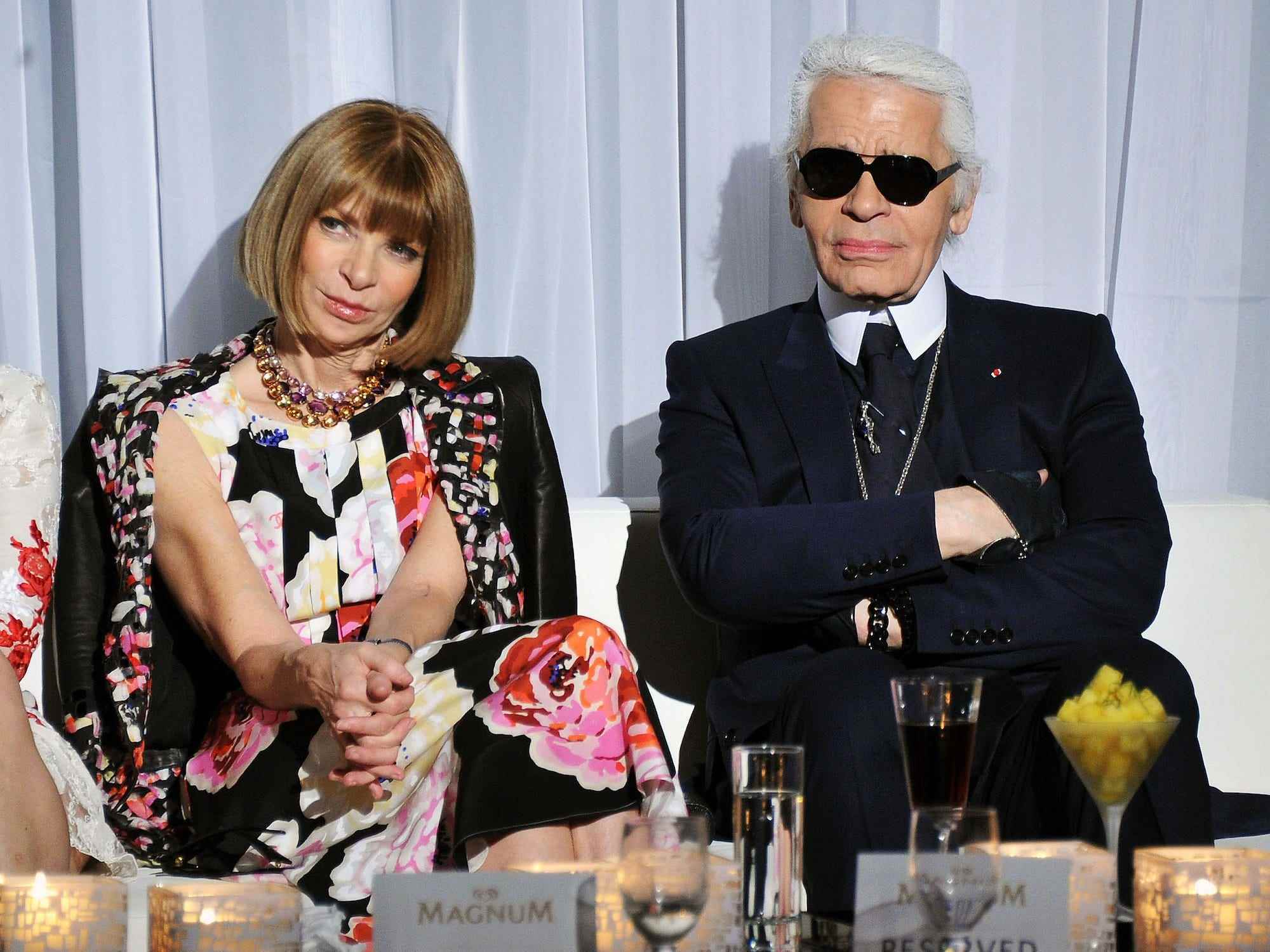 Anna Wintour und Karl Lagerfeld sitzen auf einer Bank.
