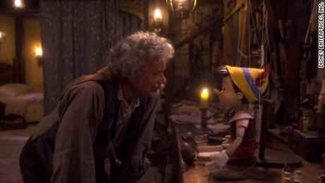 Tom Hanks spielt Geppetto in „Pinocchio“.