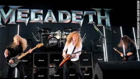 James LoMenzo, Dave Mustaine und Kiko Loureiro von Megadeth treten am 20. August 2021 während eines Konzerts in Austin, Texas, auf der Bühne auf. 
