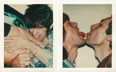 Andy Warhols Fotografien von Keith Richards (links) und Mick Jagger und Charlie Watts (rechts) beim Fotoshooting für das Albumcover der Rolling Stones Love You Live 1977 in New York.