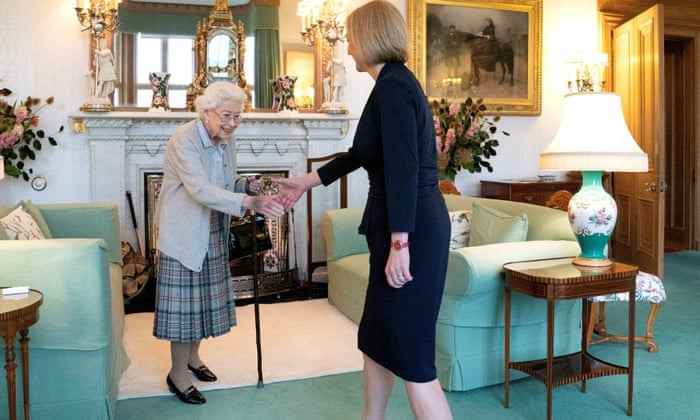 Die Königin begrüßte Liz Truss während einer Audienz, bei der sie den neu gewählten Vorsitzenden der Konservativen Partei einlud, Premierministerin zu werden und am Dienstag in Balmoral Castle, Schottland, eine neue Regierung zu bilden.