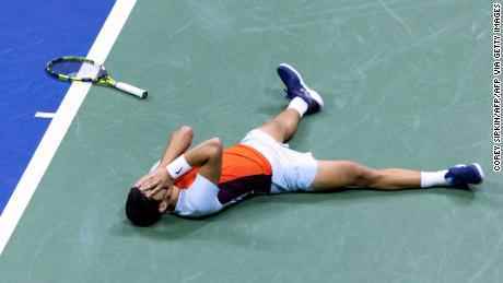 Alcaraz bricht zusammen, nachdem er Frances Tiafoe im Halbfinale der US Open besiegt hat. 