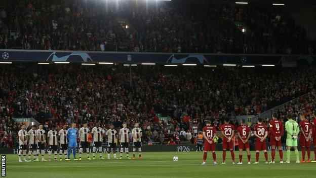 Die Spieler von Ajax und Liverpool begehen eine Schweigeminute nach dem Tod von Queen Elizabeth II