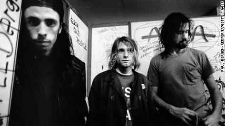 Die Nirvana-Mitglieder Dave Grohl (links), Kurt Cobain (Mitte) und Krist Novoselic (rechts)