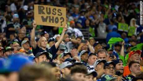 Ein Fan der Seattle Seahawks hält in der zweiten Halbzeit ein Schild, das auf Wilson verweist. 
