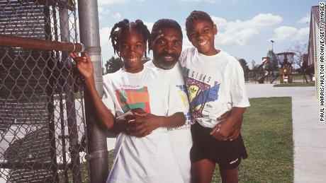 Serena Williams mit ihrem Vater Richard Williams und ihrer Schwester Venus.