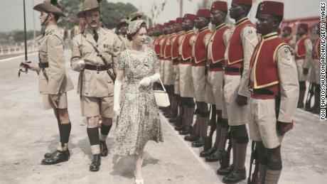 Eine Wolke des Kolonialismus hängt über dem Erbe von Queen Elizabeth in Afrika