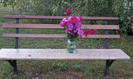 Bank zeigt Blumen, die von Anwohnern in der Nähe der Stelle platziert wurden, an der am Dienstag zwei Menschen durch eine Streubombe getötet wurden