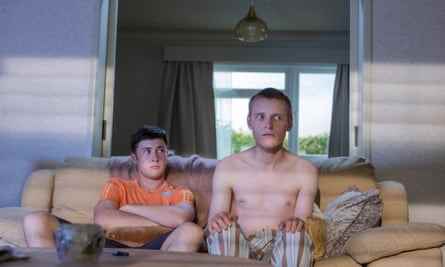 Freizeit … Samuel Bottomley als Aaron und Lewis Gribben als Danny.