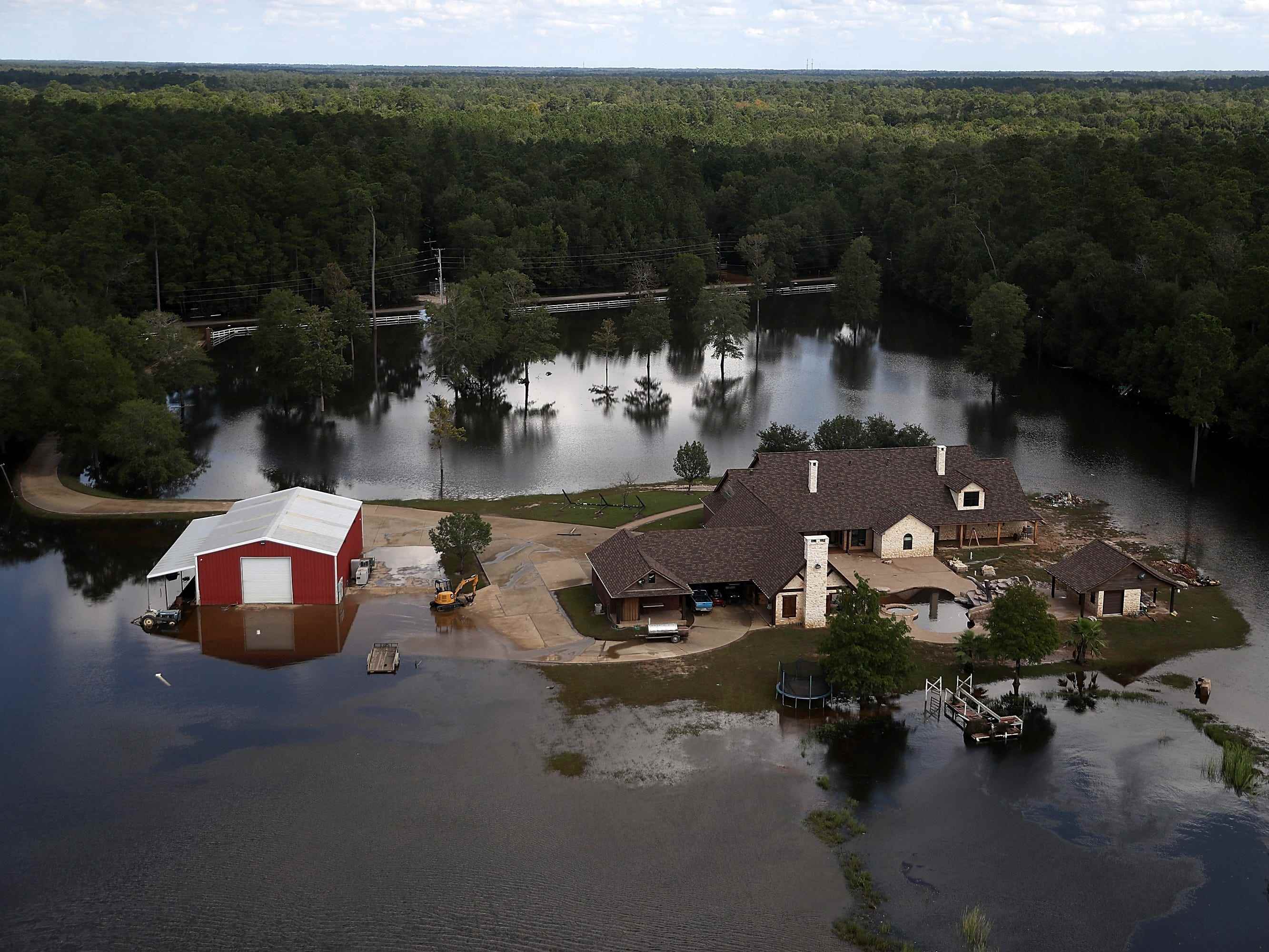 Ein Haus ist nach dem Hurrikan Harvey in Texas von Hochwasser umgeben
