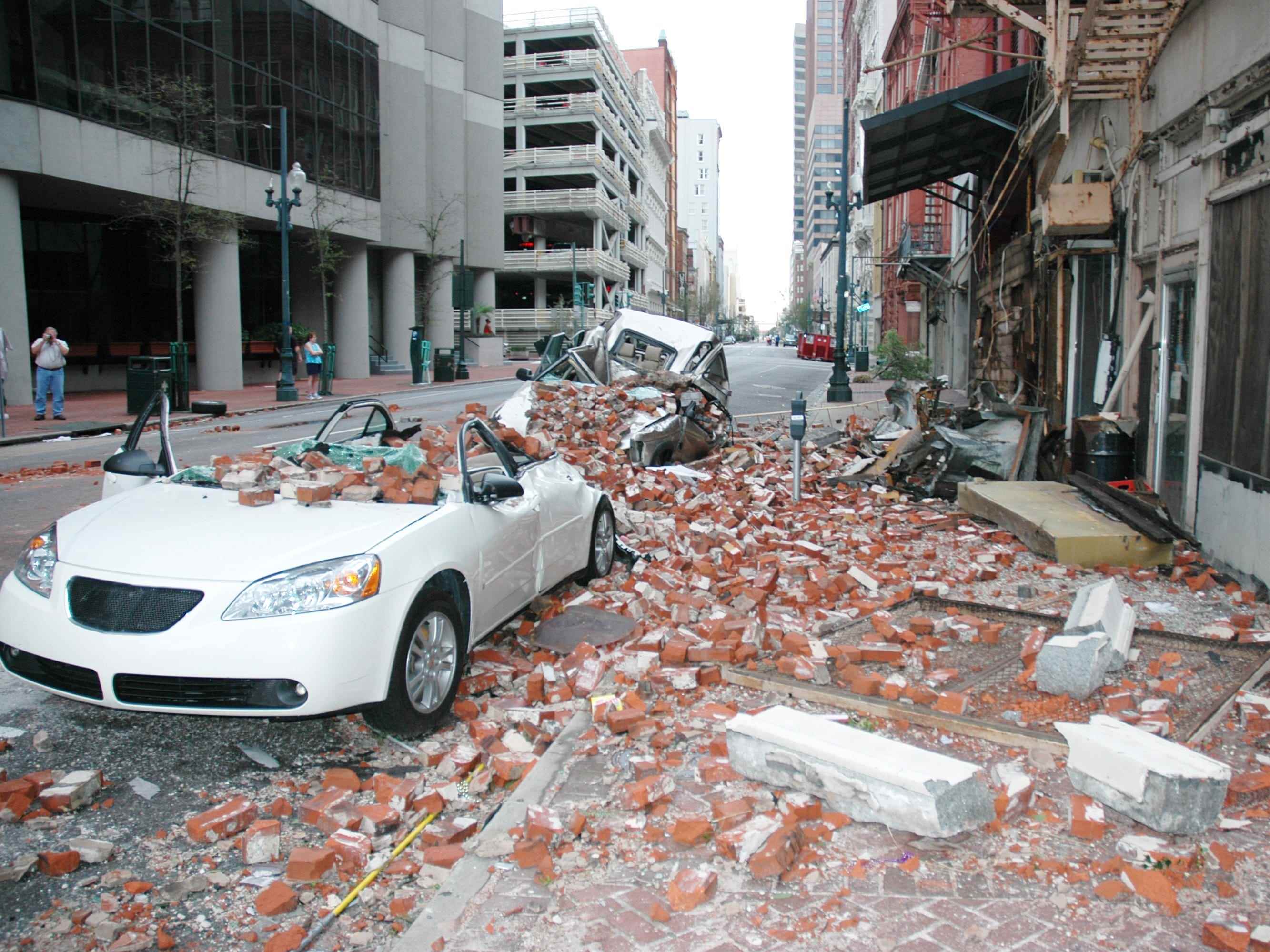 Nach dem Hurrikan Katrina zerschmetterte Autos von teilweisen Gebäudeeinstürzen