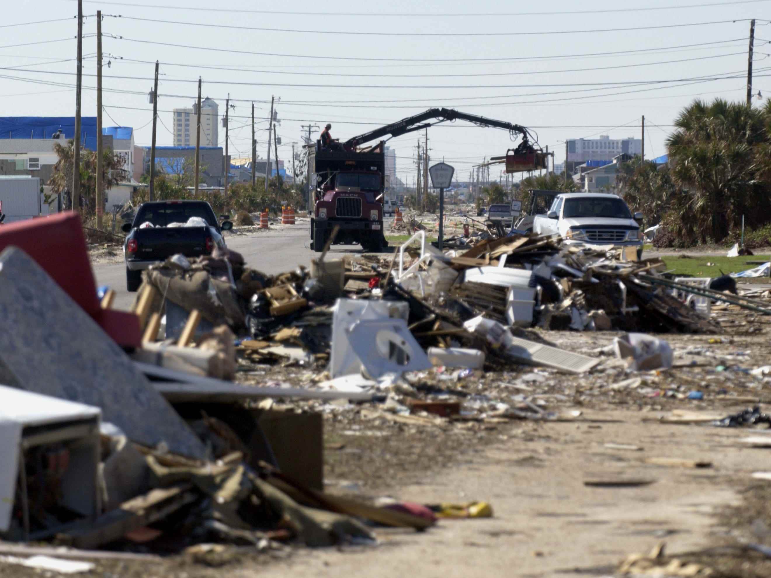 Arbeiter in Florida beseitigen Trümmer nach dem Hurrikan Ivan