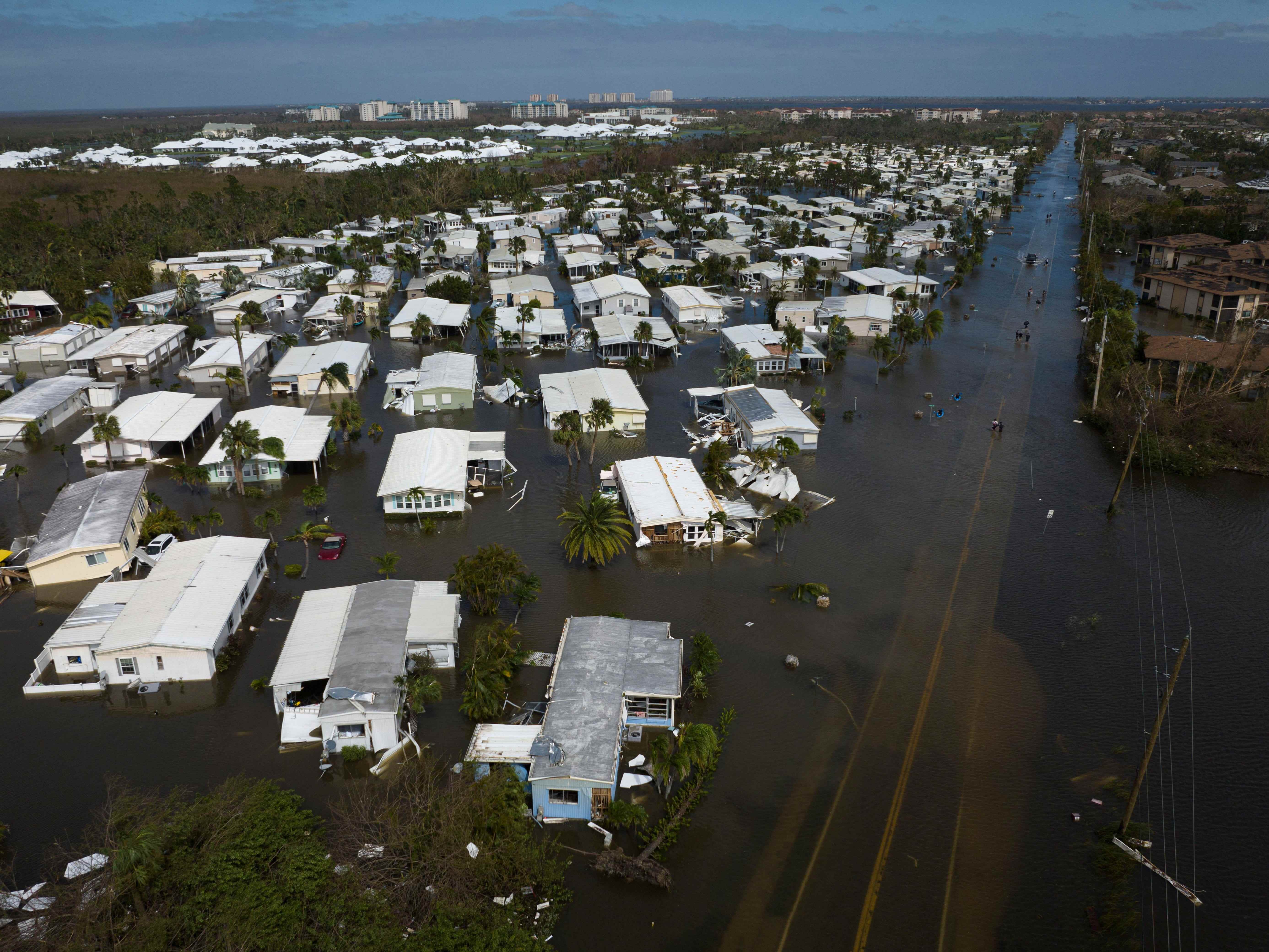   Ein am 29. September 2022 aufgenommenes Luftbild zeigt ein überflutetes Viertel nach dem Hurrikan Ian in Fort Myers, Florida. 