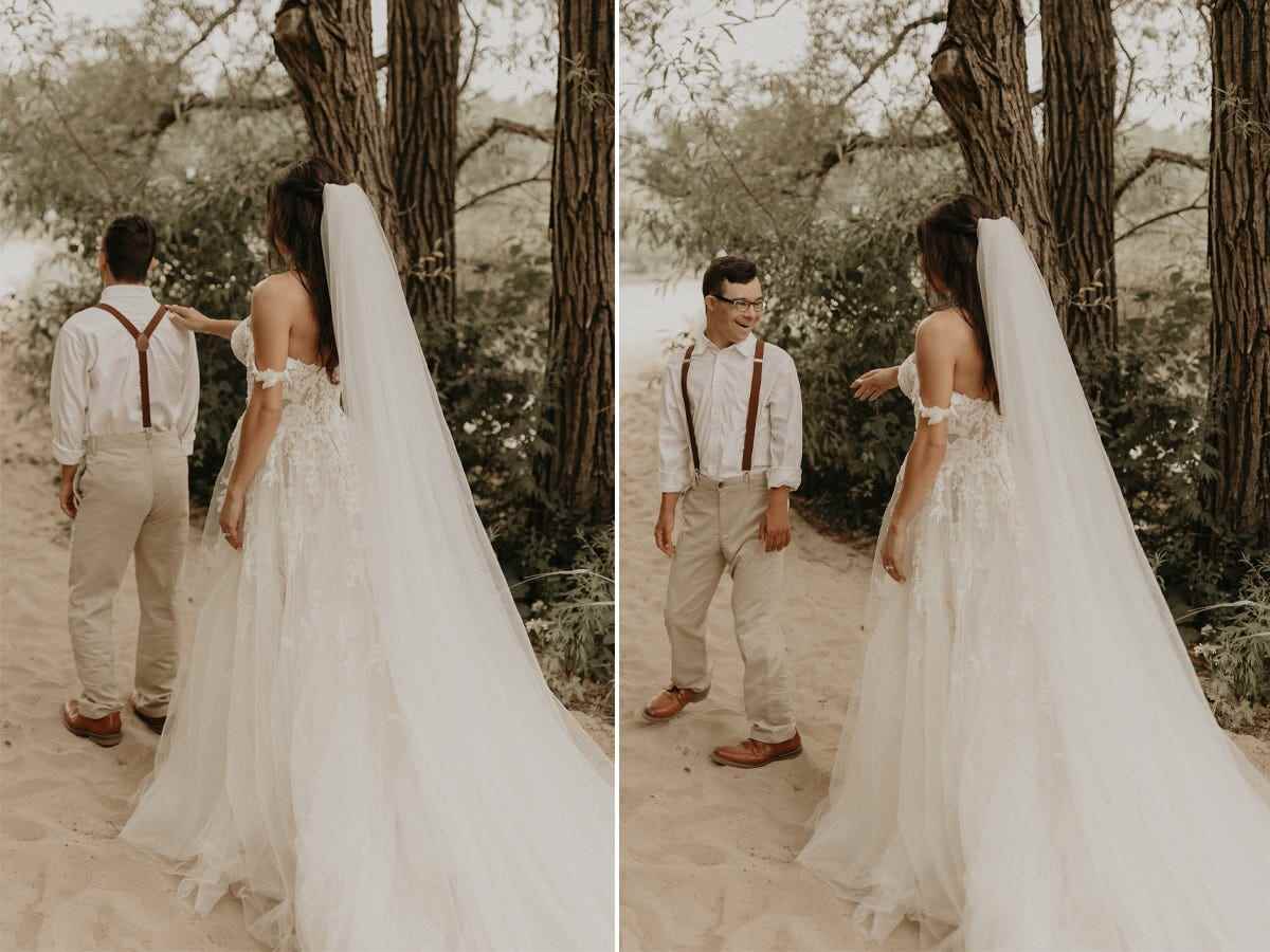 Eine Braut und ihr Bruder Seite an Seite bei einem ersten Blick auf einen Strand.