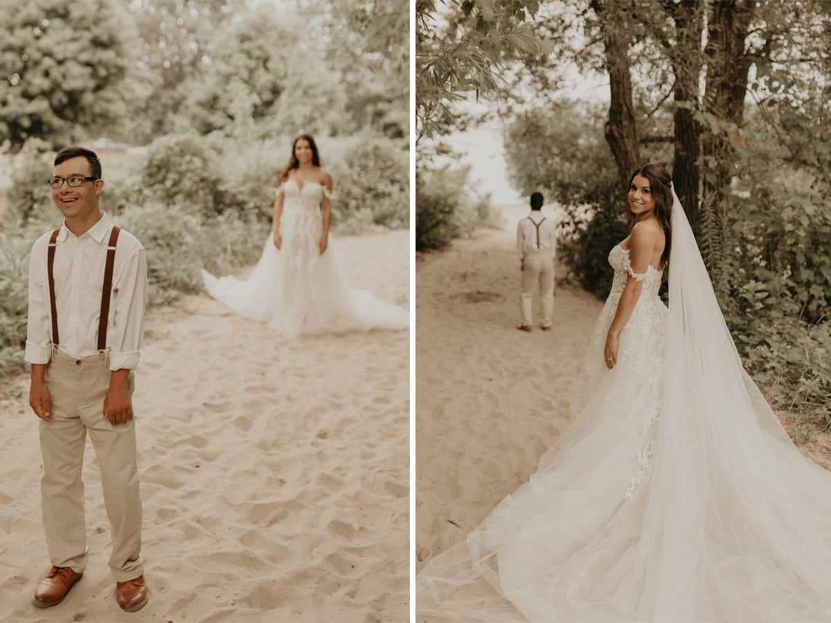 Eine Braut und ihr Bruder, die nebeneinander an einem Strand stehen.
