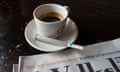 Eine Tasse Kaffee, ein Cannabis-Joint und eine Zeitung