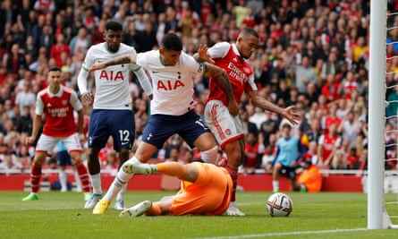 Gabriel Jesus bündelt den Ball nach Hause, um die Führung von Arsenal gegen die Spurs wiederherzustellen